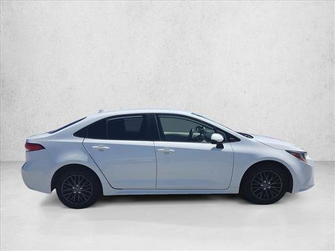 Used 2020 Toyota Corolla LE FWD image 4