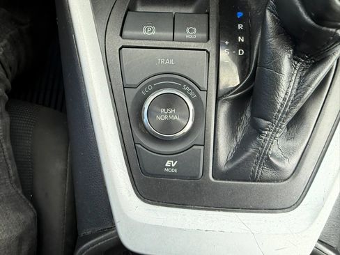Used 2021 Toyota RAV4 LE AWD/4WD image 20