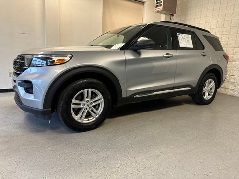 Used 2023 Ford Explorer XLT AWD/4WD image 38