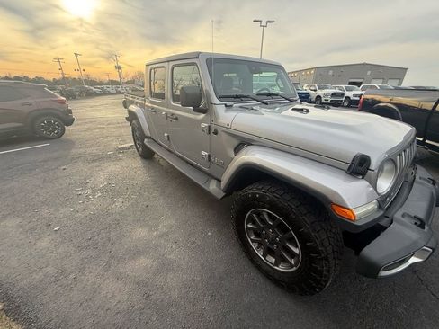 Used 2020 Jeep Gladiator Overland image 3