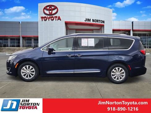 Used 2018 Chrysler Pacifica Touring-L FWD image 4