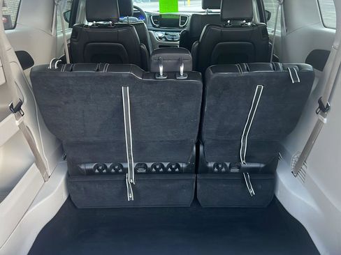 Used 2023 Chrysler Pacifica Touring-L image 18