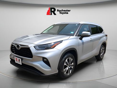 Certified 2024 Toyota Highlander XLE AWD/4WD image 3