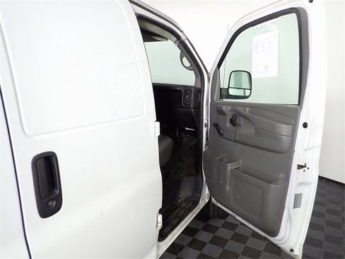 Used 2009 Chevrolet Express 1500 image 19