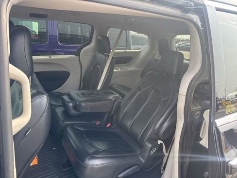 Used 2017 Chrysler Pacifica Touring-L w/ Tire & Wheel Group image 6