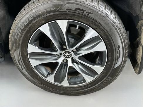 Used 2020 Toyota Highlander XLE AWD/4WD image 32