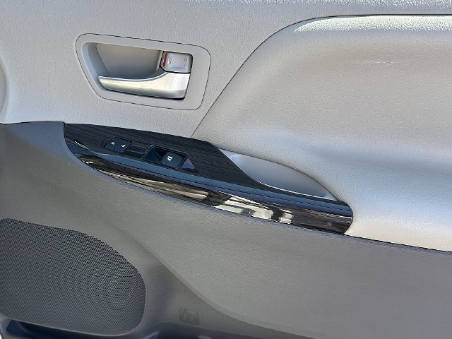 Used 2015 Toyota Sienna XLE Premium FWD image 11