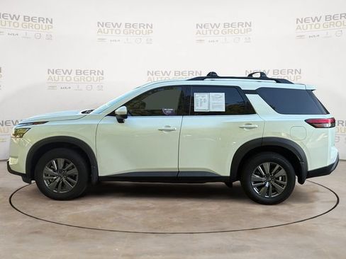 Used 2024 Nissan Pathfinder SV FWD image 2
