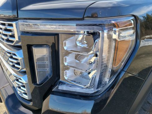 Used 2022 GMC Sierra 3500 Denali w/ Denali Ultimate Package image 9