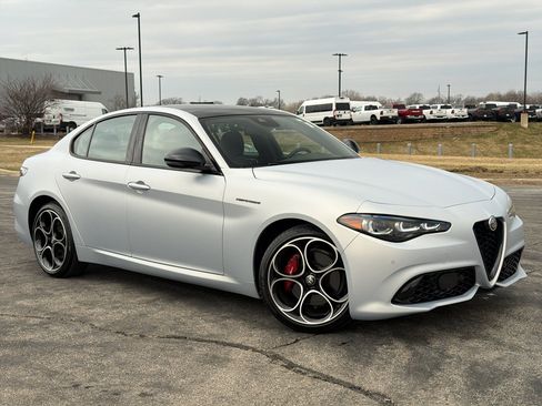 Used 2024 Alfa Romeo Giulia AWD image 5