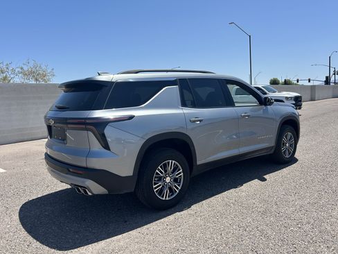 Used 2025 Chevrolet Traverse LT FWD image 5