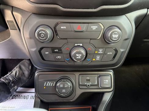 Used 2019 Jeep Renegade Trailhawk image 25