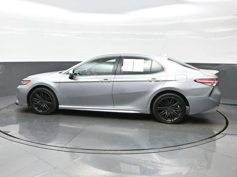 Used 2020 Toyota Camry SE FWD image 3