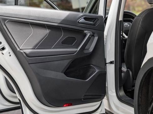 Used 2024 Volkswagen Tiguan SE image 32