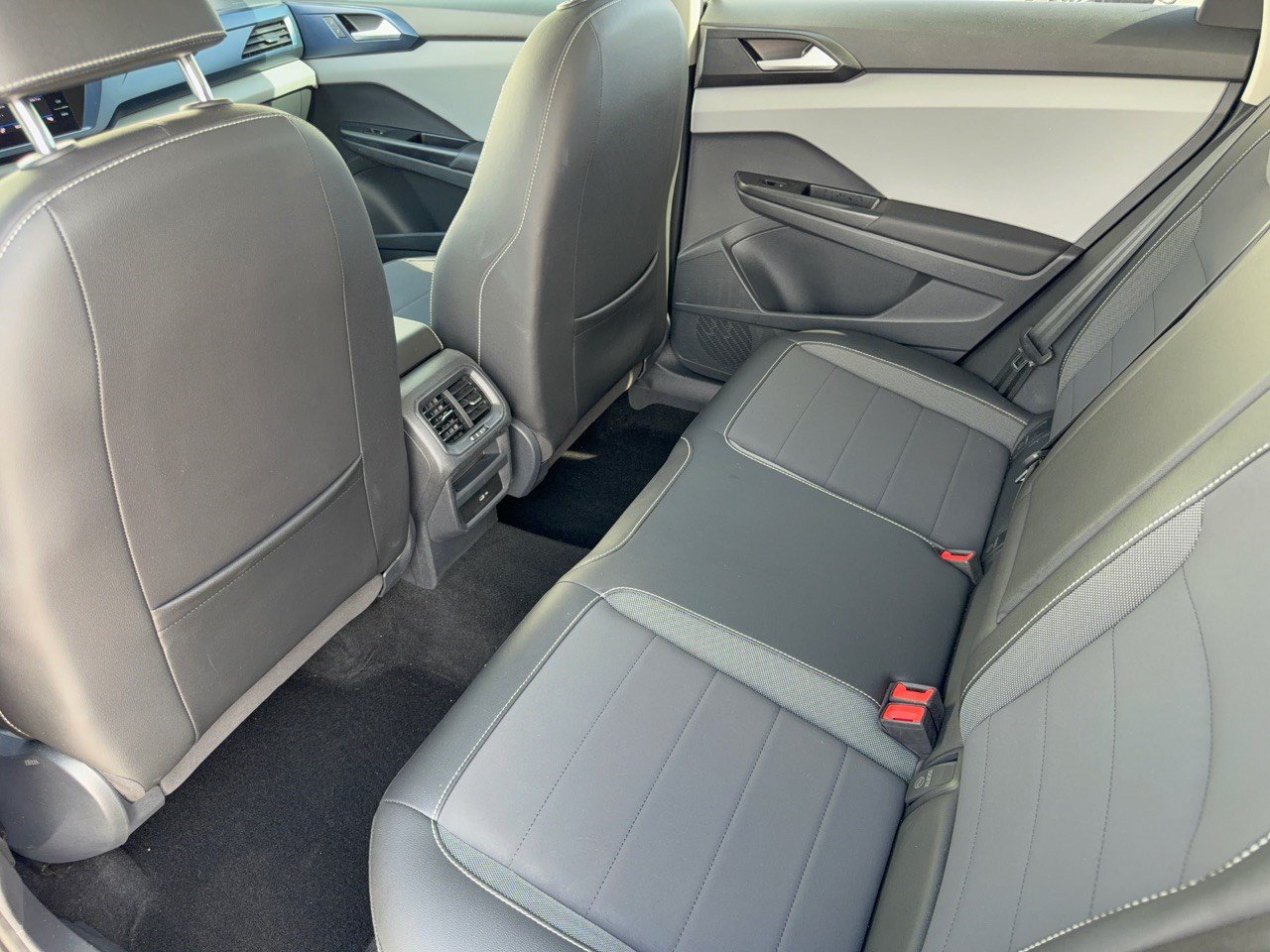 Used 2023 Volkswagen Taos SE w/ Panoramic Sunroof Package FWD image 25