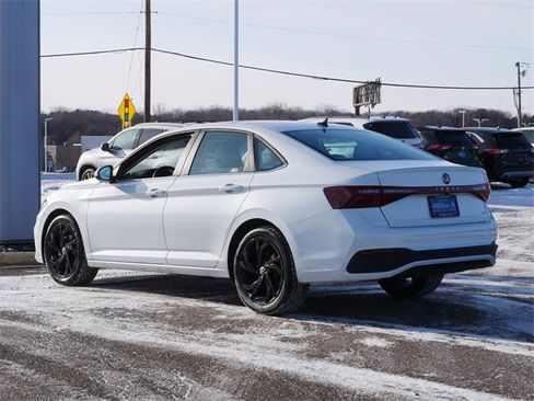 Certified 2025 Volkswagen Jetta SE image 5