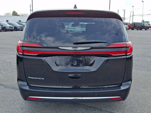 Used 2025 Chrysler Pacifica Select image 5