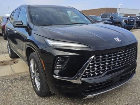 Used 2025 Buick Enclave Avenir image 1