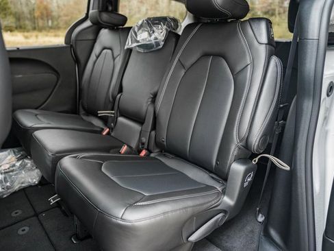 New 2026 Chrysler Pacifica Select image 39