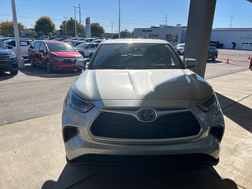 Used 2021 Toyota Highlander L AWD/4WD image 3