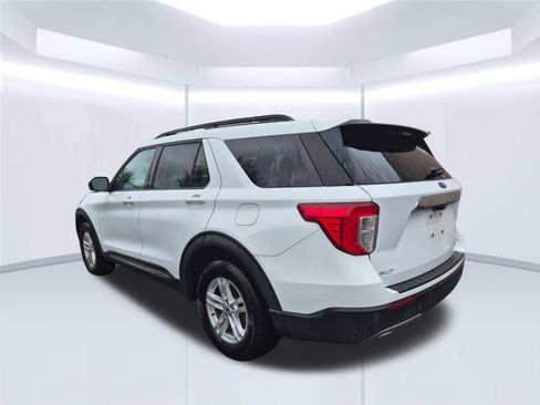 Used 2020 Ford Explorer XLT w/ Equipment Group 202A AWD/4WD image 4