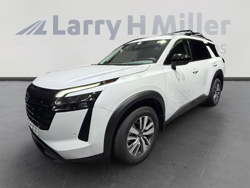 New 2026 Nissan Pathfinder SL image 1