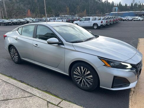 Used 2023 Nissan Altima 2.5 SV image 3