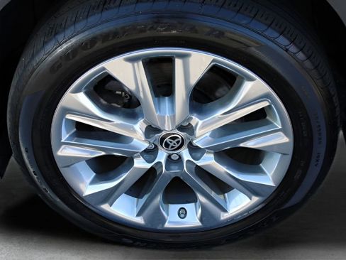 Used 2023 Toyota Highlander Limited AWD/4WD image 2