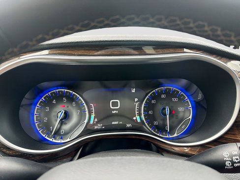 Used 2023 Chrysler Pacifica Limited FWD image 20