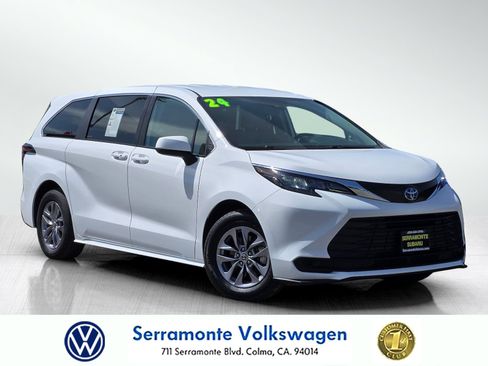 Used 2024 Toyota Sienna LE FWD image 1