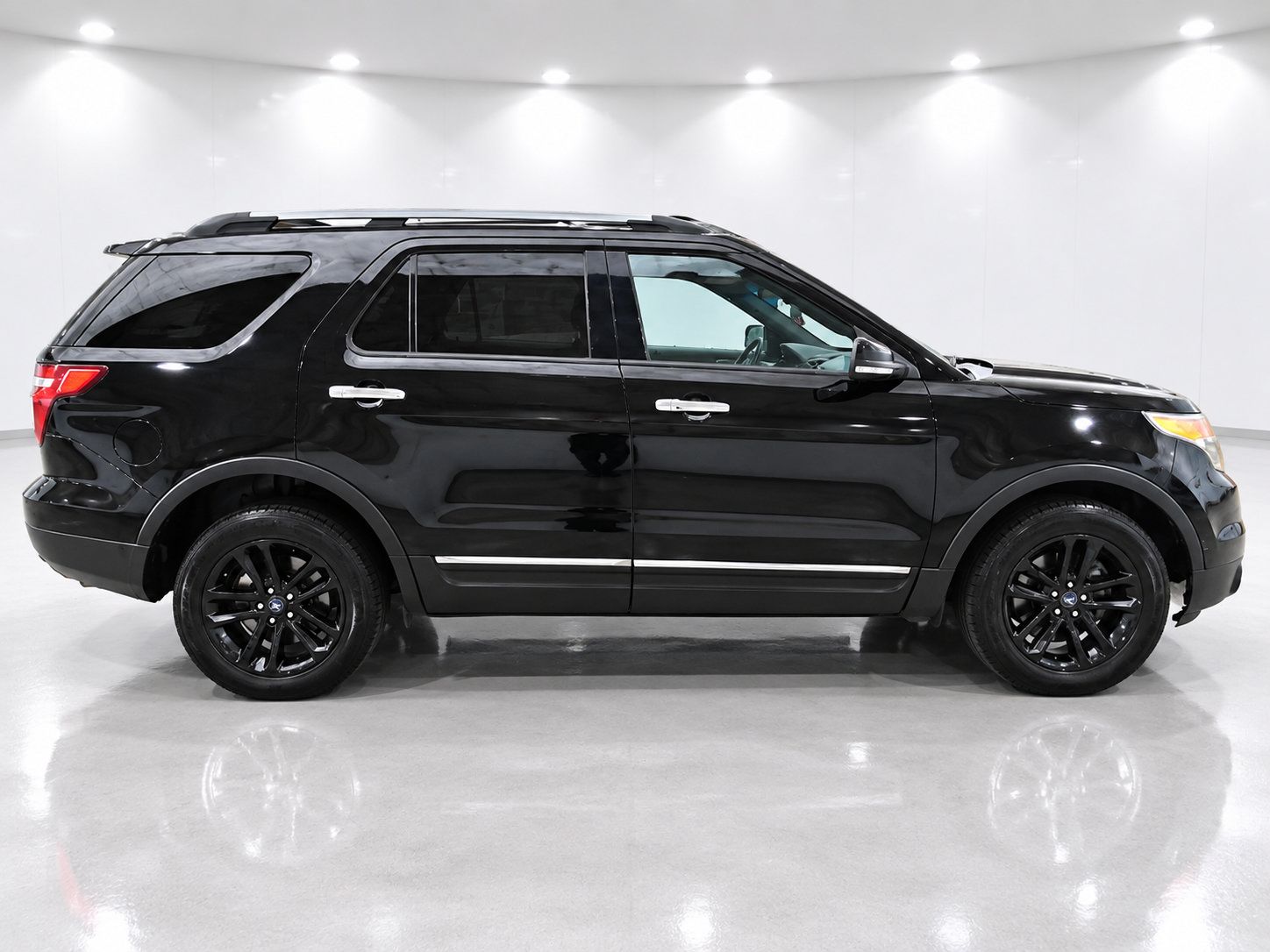 Used 2015 Ford Explorer XLT w/ Equipment Group 201A AWD/4WD image 3
