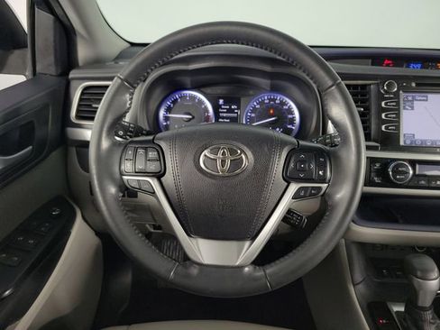 Used 2019 Toyota Highlander XLE image 24