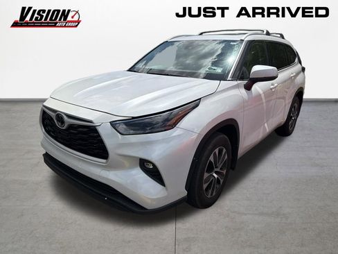 Used 2022 Toyota Highlander XLE AWD/4WD image 1