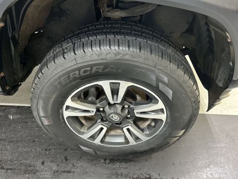 Used 2019 Toyota Tacoma TRD Sport w/ Technology Package AWD/4WD image 8