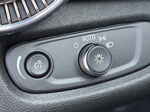 Used 2024 Chevrolet Trax ACTIV w/ Sunroof Package FWD image 9