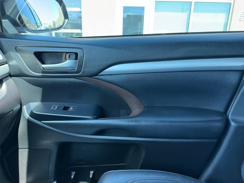 Used 2019 Toyota Highlander XLE FWD image 16