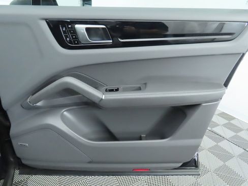 Used 2020 Porsche Cayenne image 26