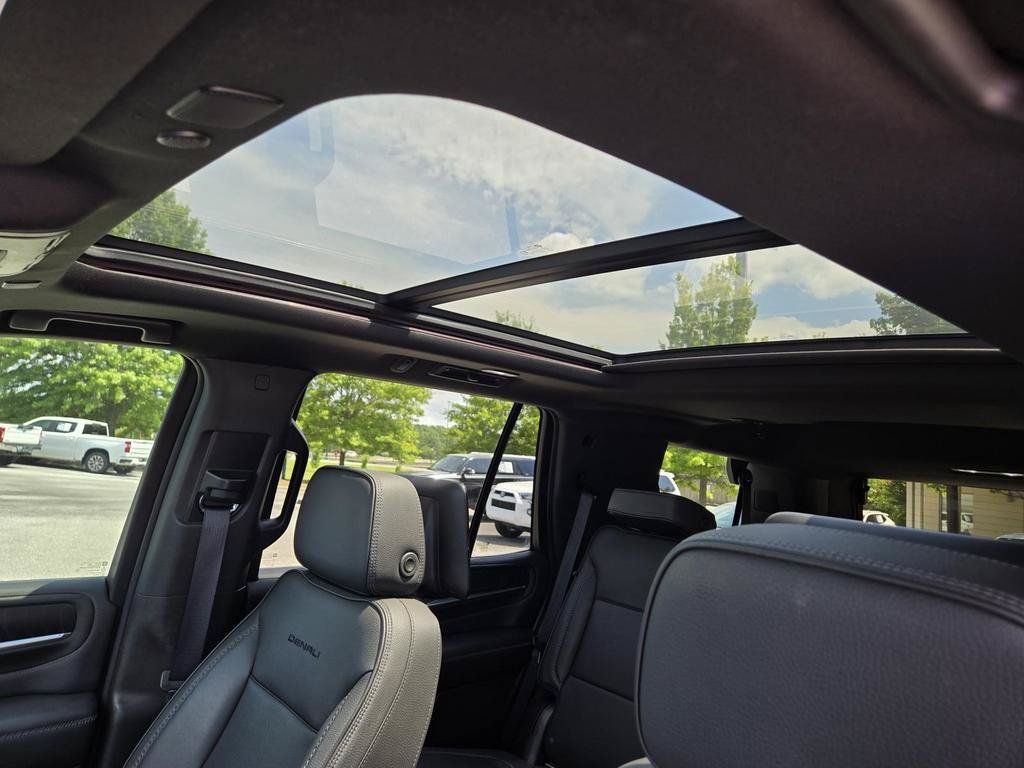 Used 2021 GMC Yukon Denali w/ Denali Ultimate Package AWD/4WD image 18