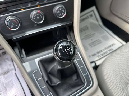 Used 2019 Volkswagen Golf 4-Door FWD image 29