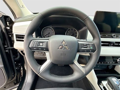 New 2025 Mitsubishi Outlander SE image 11