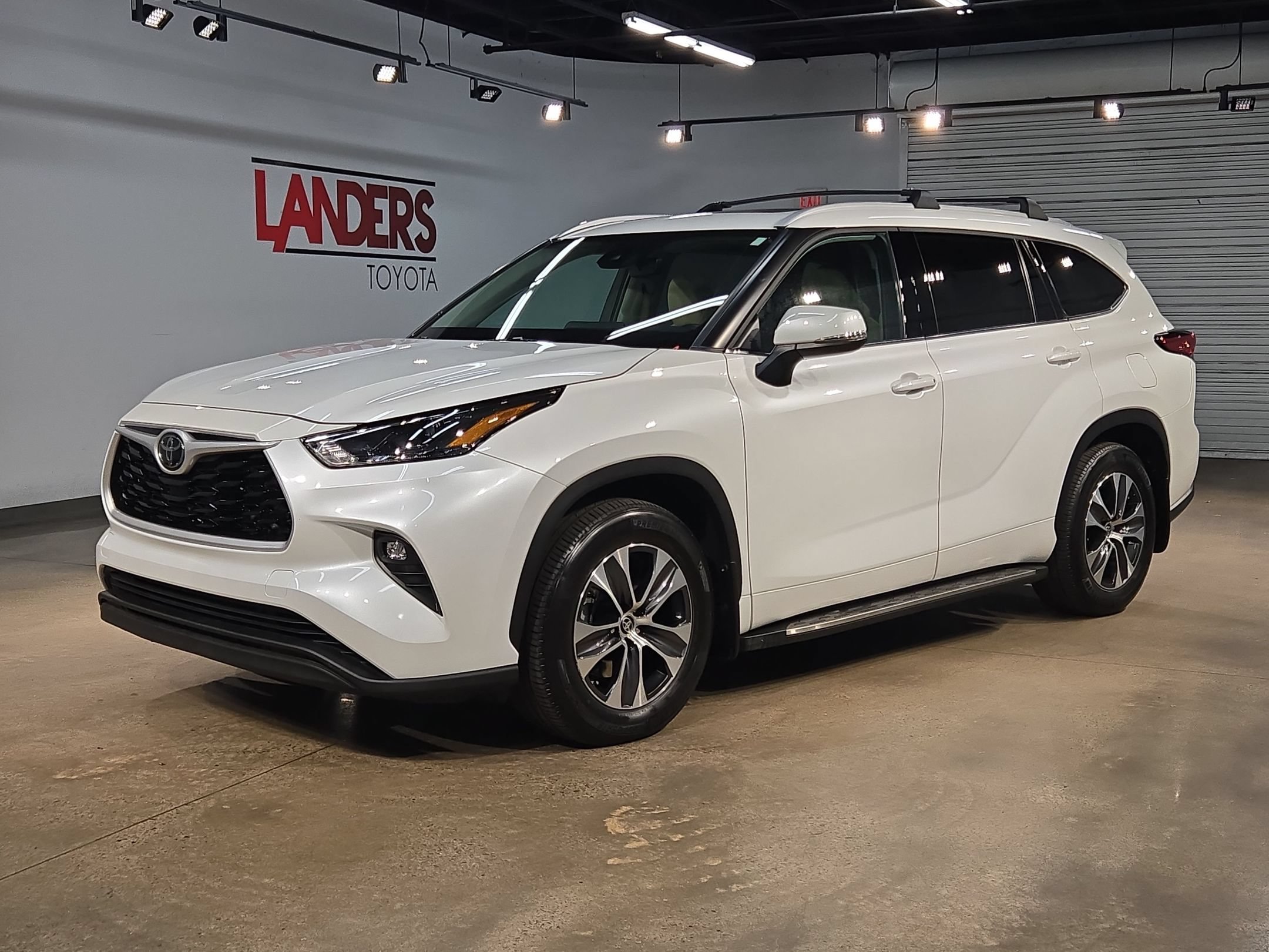Used 2022 Toyota Highlander XLE FWD image 3