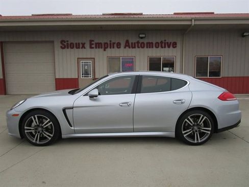 Used 2014 Porsche Panamera S image 2