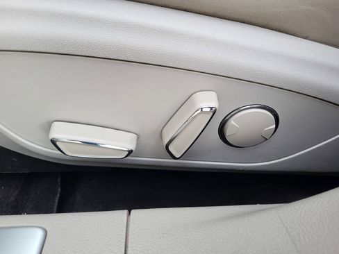 Used 2020 Lincoln MKZ w/ Convenience Package image 30