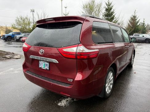 Used 2017 Toyota Sienna Limited Premium image 7