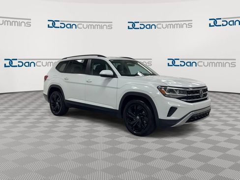 Used 2023 Volkswagen Atlas SE w/ Panoramic Sunroof Package FWD image 2