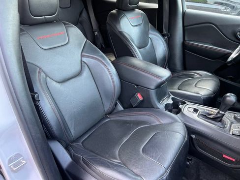 Used 2019 Jeep Cherokee Trailhawk AWD/4WD image 11