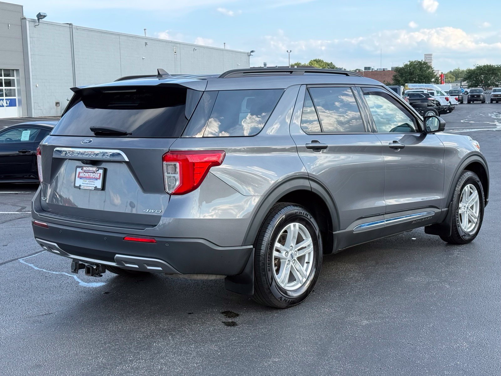 Used 2022 Ford Explorer XLT w/ Equipment Group 202A AWD/4WD image 4