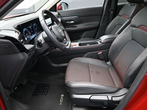 Used 2025 Nissan Kicks SR image 14