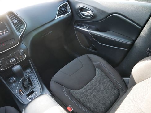 Used 2020 Jeep Cherokee Latitude w/ Cold Weather Group image 11