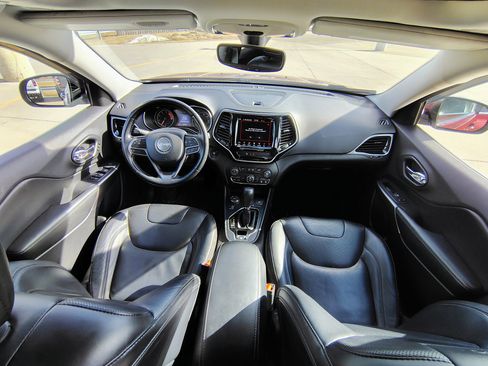 Used 2019 Jeep Cherokee Limited image 2